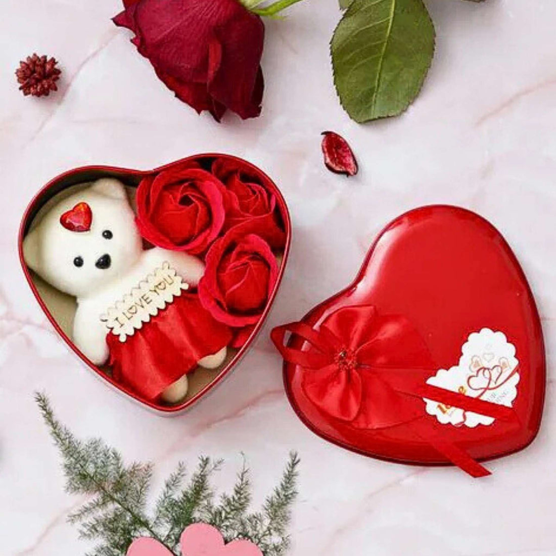 Heart-shaped tin with teddy and rose petals - Valentine Gift